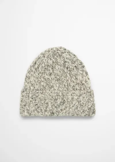 Chunky_cap_made_from_a_virgin_wool_alpaca_wool_mix