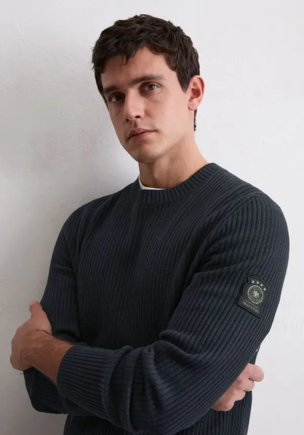 Crewneck__special_rib_with_badge