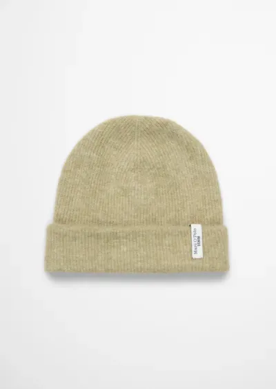 Knitted_cap_made_from_a_virgin_wool_alpaca_wool_mix