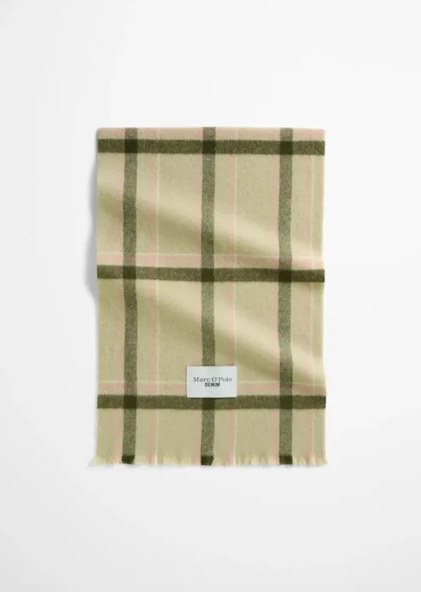 Wool_scarf_with_check_pattern
