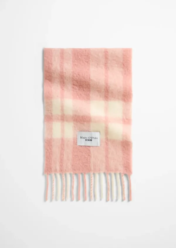 Woven_scarf_made_from_a_cuddly_alpaca_wool_mix