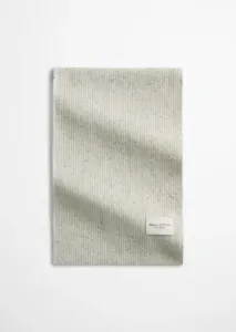 Knitted_scarf_made_from_a_recycled_sheep_s_wool_mix_